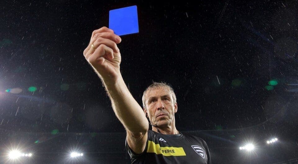 La tarjeta azul llega al futbol: ¿para qué sirve y cuándo se usará?