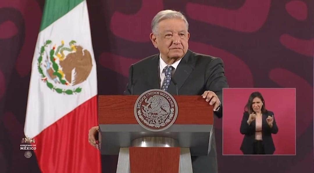 Video: AMLO aparece en la mañanera con el ojo derecho inflamado