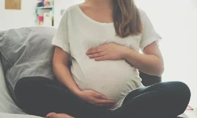 Mujer finge 5 embarazos y 12 abortos para no trabajar