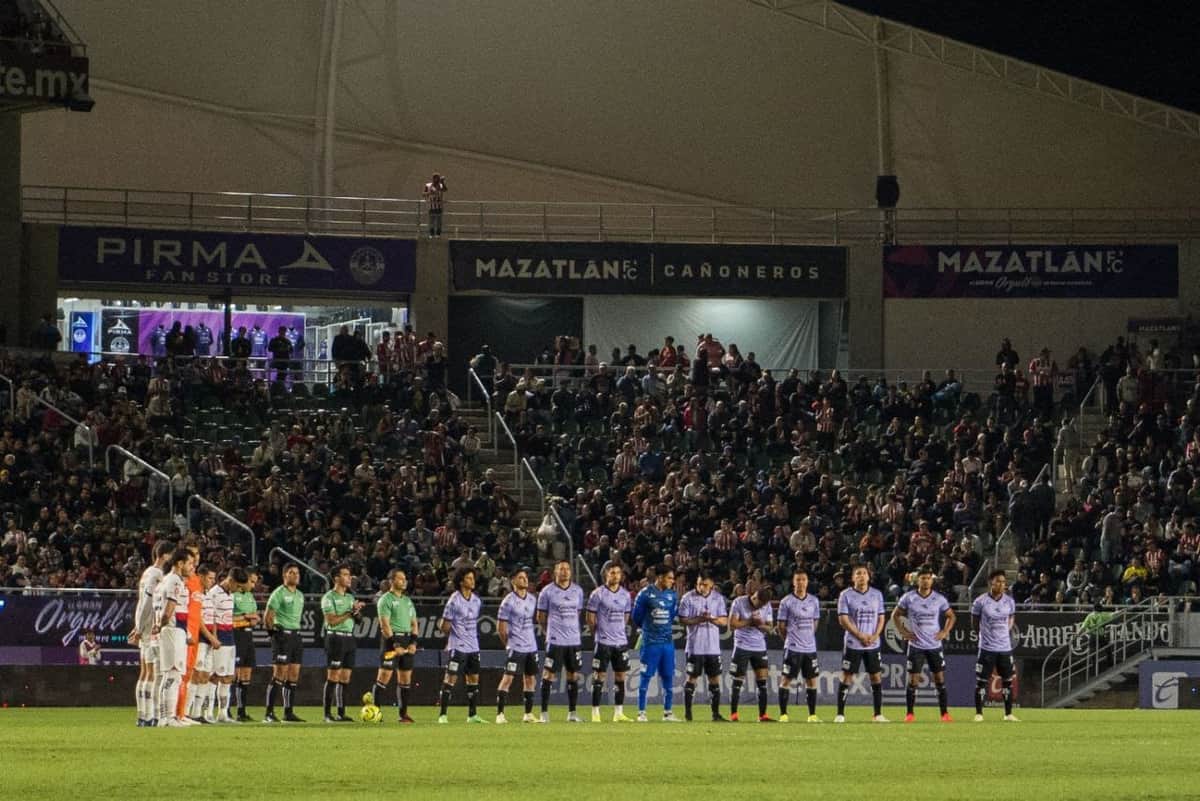 Querétaro y Necaxa realizan minuto de aplausos en memoria de 'Puma' Chávez