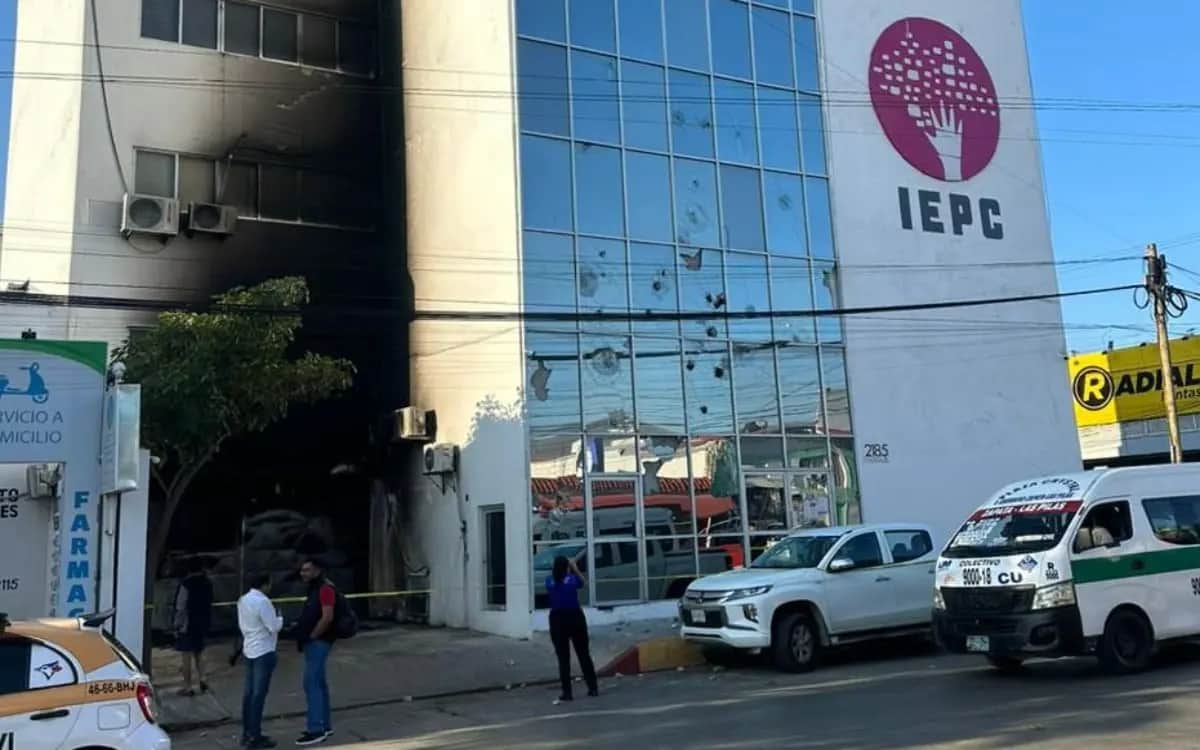 VIDEO: Lanzan bomba molotov contra Instituto Electoral de Chiapas