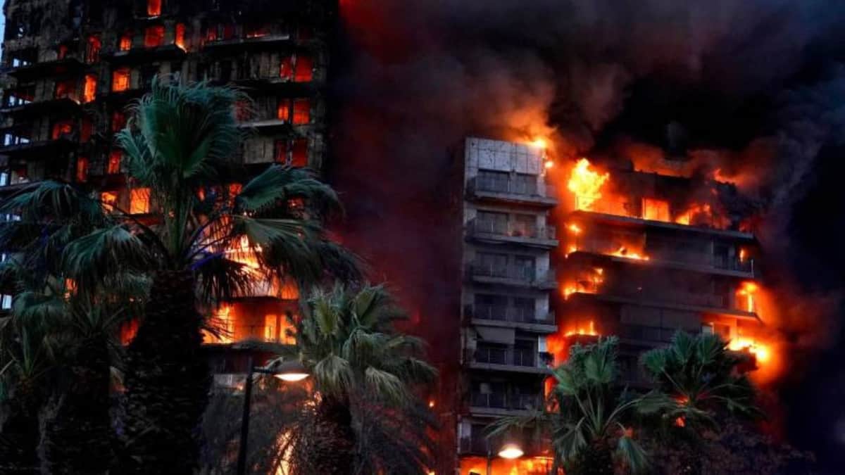 VIDEO: Incendio consume por completo un edificio de 14 pisos en España