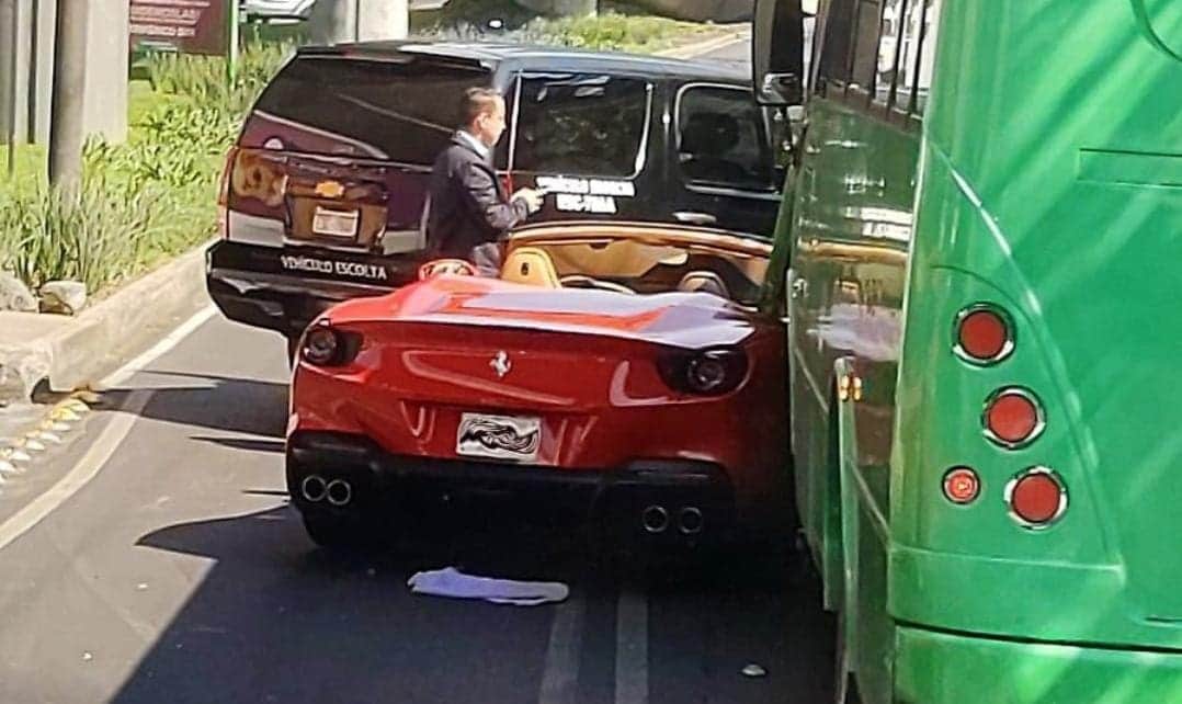 Video: Ferrari choca con un camión 'Lamborghini' del transporte público en la Cdmx