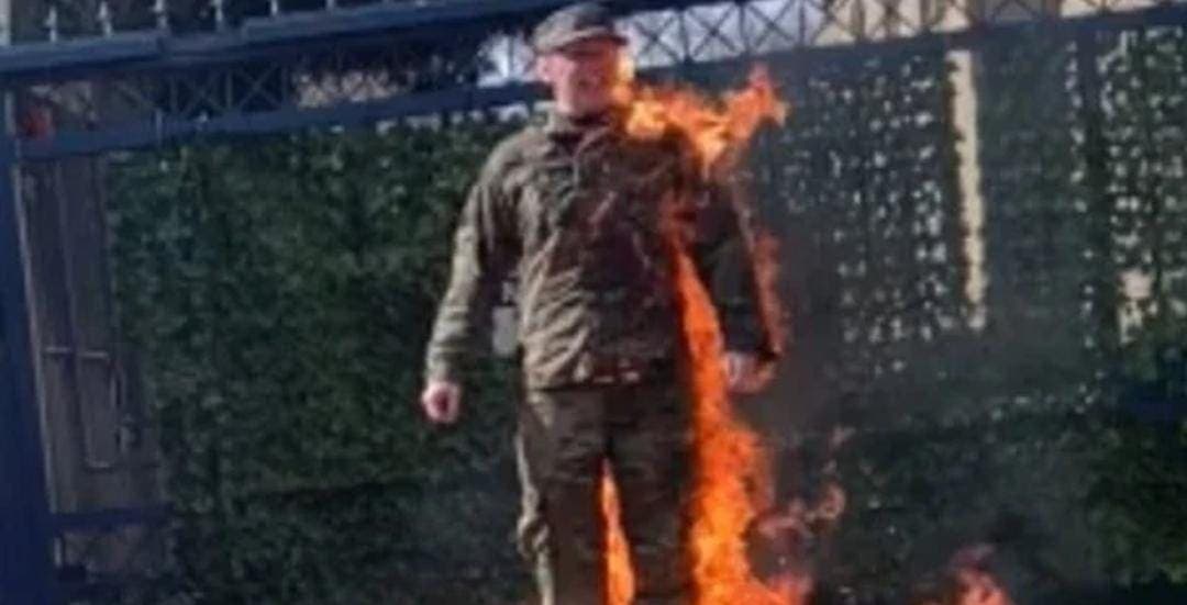 Video: Soldado de Estados Unidos fallece tras prenderse fuego frente a Embajada de Israel