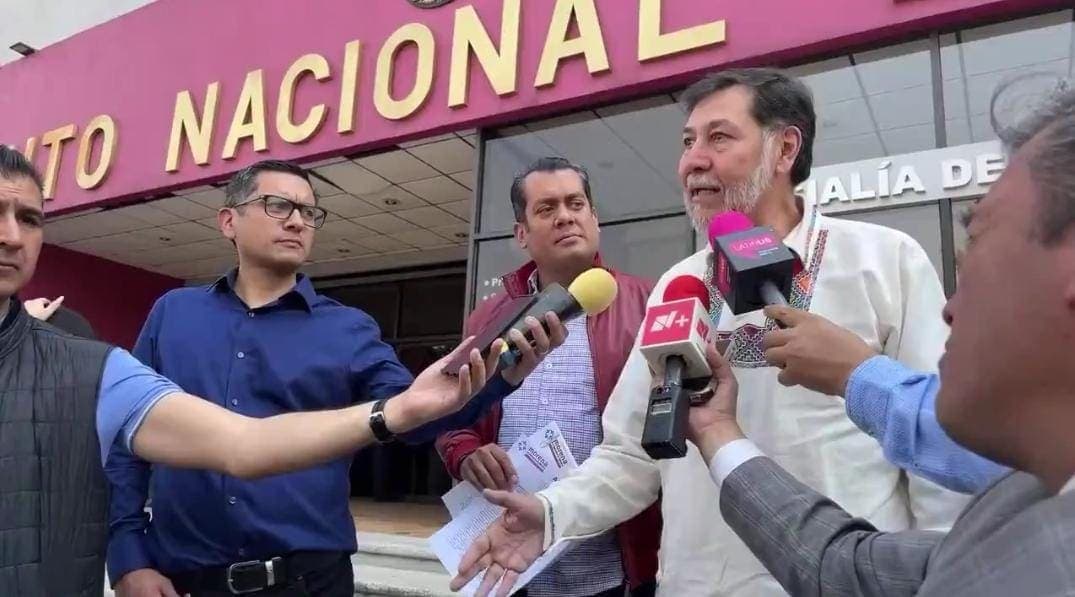 Diputados de Morena denuncian ante el INE supuestos ataques de bots contra AMLO