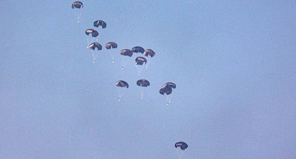 Al borde de la hambruna, la Franja de Gaza recibe ayuda humanitaria desde el aire