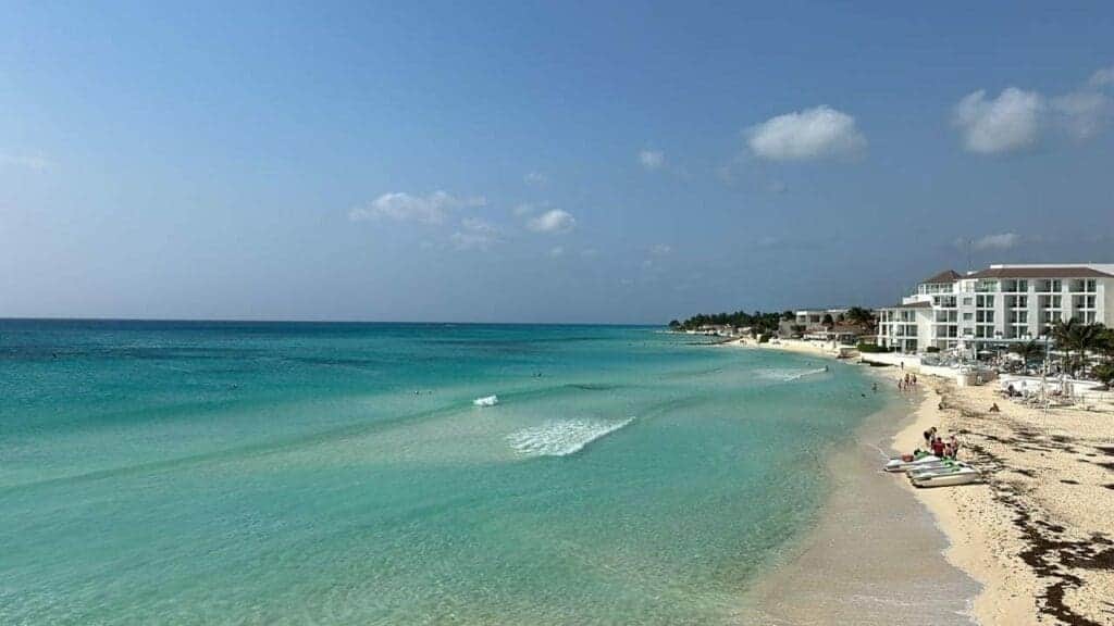 Lucen limpias y llenas de turistas las costas de Playa del Carmen en esta Semana Santa