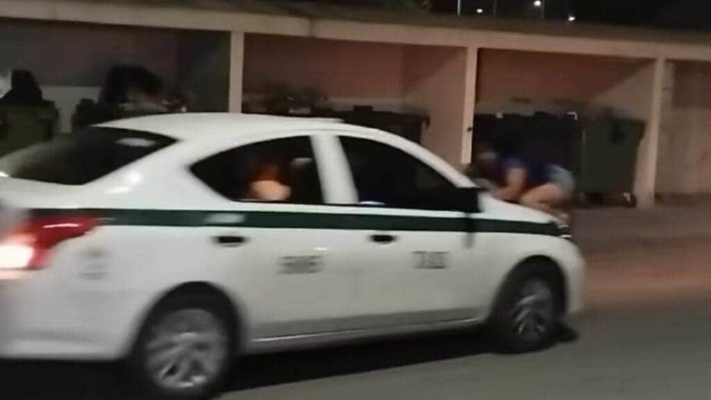 Video: Taxista de Cancún arroja a una mujer que se había colgado del cofre de su unidad