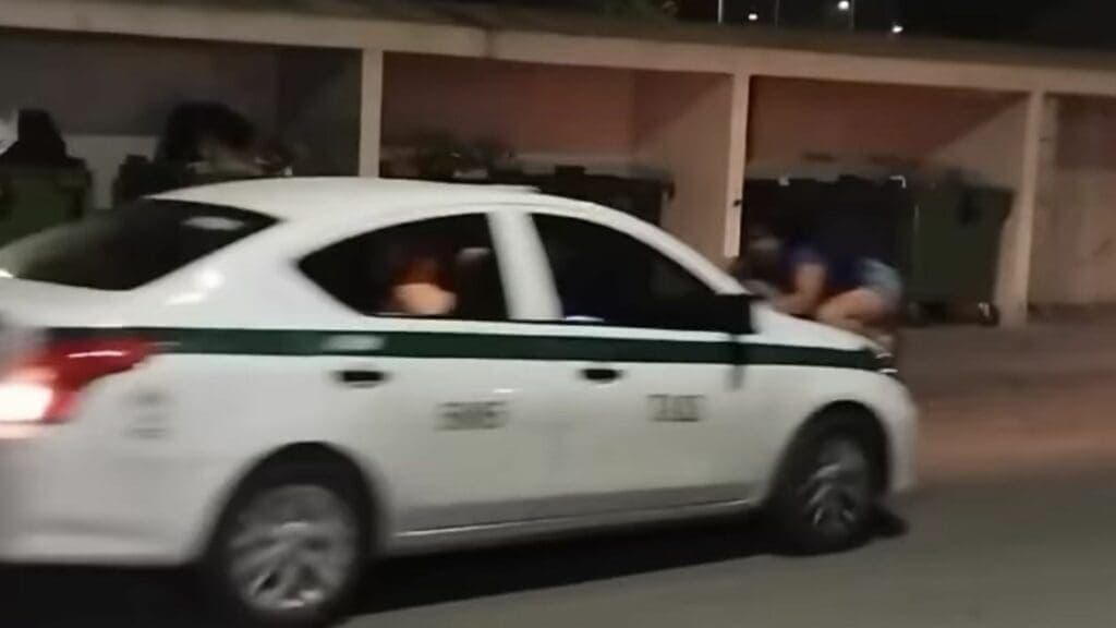 Video: Taxista de Cancún arroja a una mujer que se había colgado del cofre de su unidad