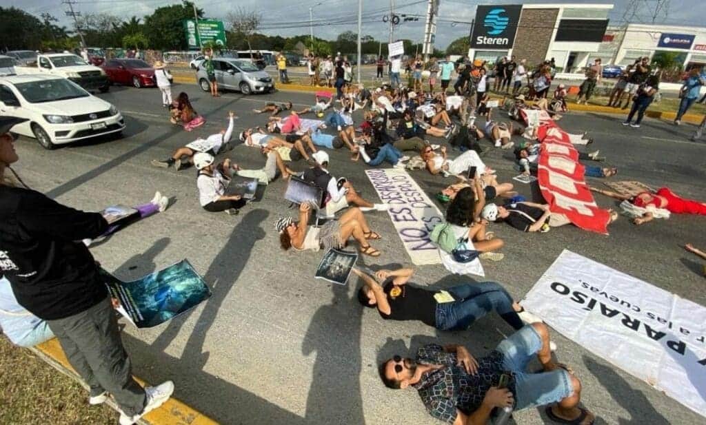Protestan ambientalistas contra el Tren Maya en Playa del Carmen bloqueando la carretera federal 307
