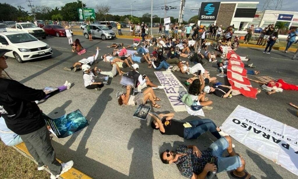 Protestan ambientalistas contra el Tren Maya en Playa del Carmen bloqueando la carretera federal 307