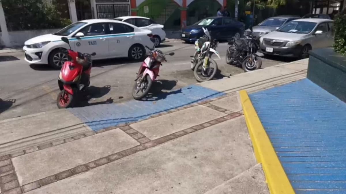 Captan a motociclistas obstruyendo la rampa para personas con discapacidad en IMSS de Playa del Carmen
