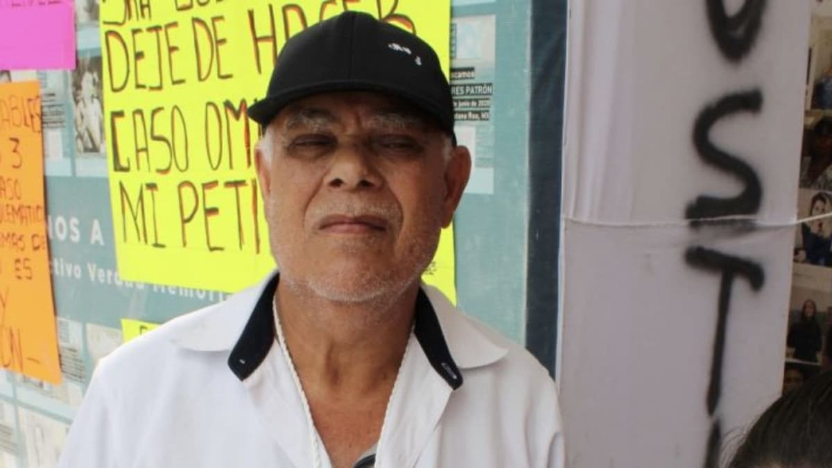 Taxista de Cancún en huelga de hambre bloquea la avenida Tulum; exige indemnización al sindicato