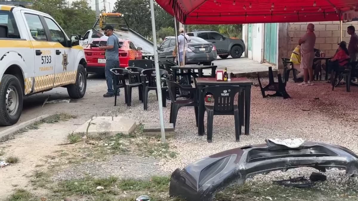 Conductor ebrio pierde el control e impacta las mesas de una marisquería en Cancún