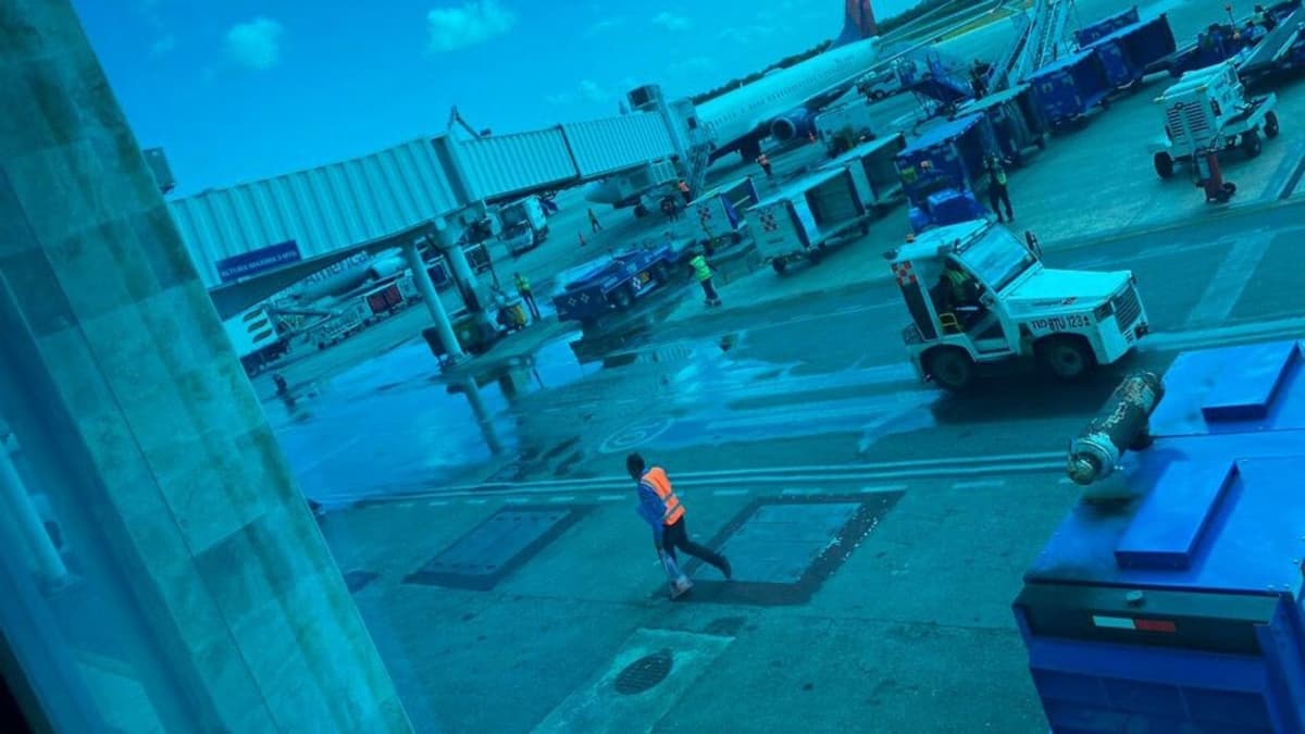 Denuncian rebose de aguas negras en la terminal 3 del aeropuerto de Cancún