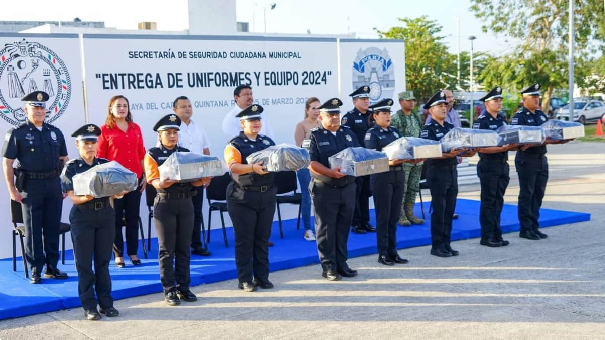 Una vez más en Solidaridad dignifican a policías con uniformes nuevos