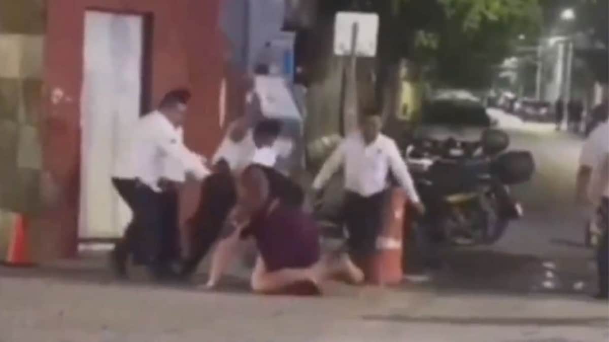 Video: Taxistas de Playa del Carmen golpean a sujeto afuera del Coco Bongo mientras su pareja trata de cubrirlo