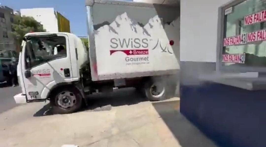 Video: Estudiantes de la Normal de Ayotzinapa estrellan camión contra oficinas de la FGR