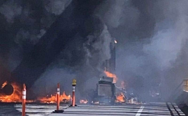 Pipa con combustible se incendia tras chocar contra varios vehículos en Michoacán