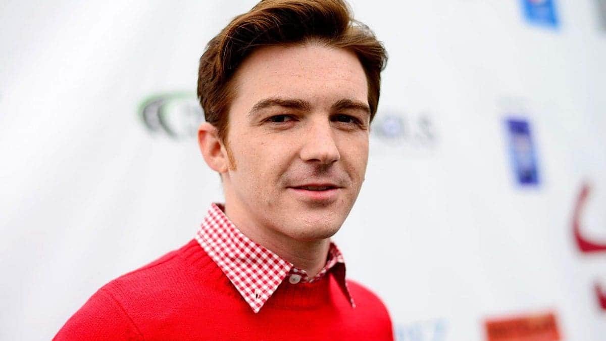Drake Bell canta en el centro de la Ciudad de México