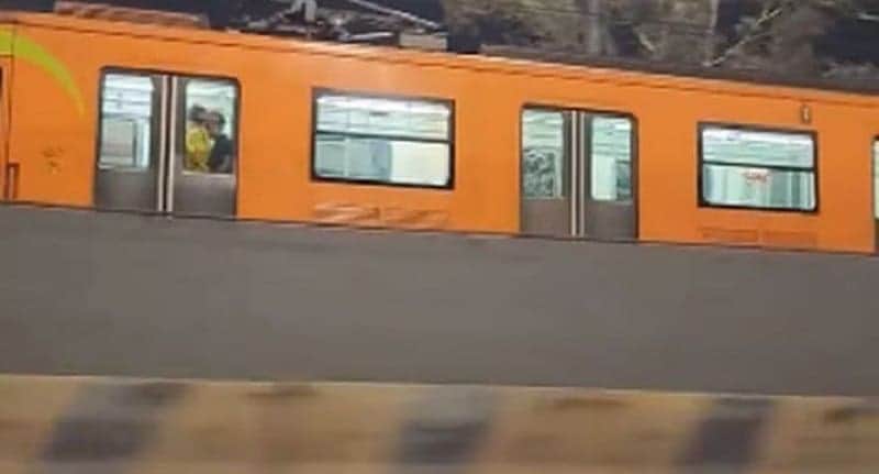 Video: Captan a pareja echando pasión en el Metro de la CDMX