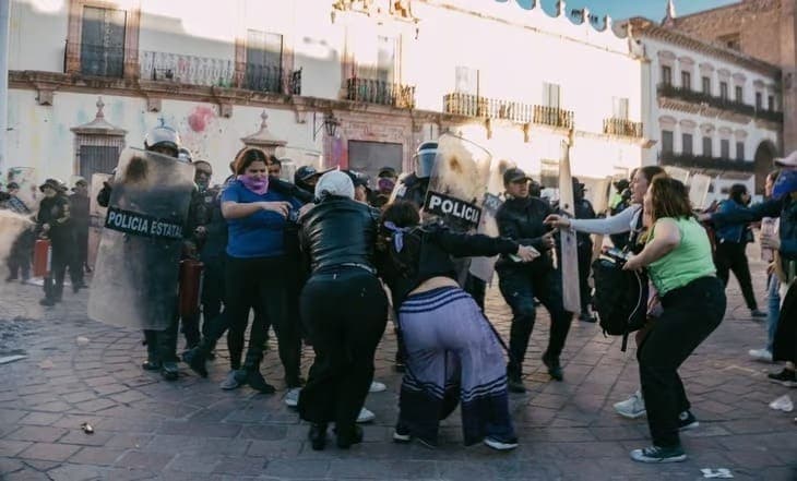 Videos: Policías en Zacatecas agreden y detienen a mujeres en la marcha del 8M