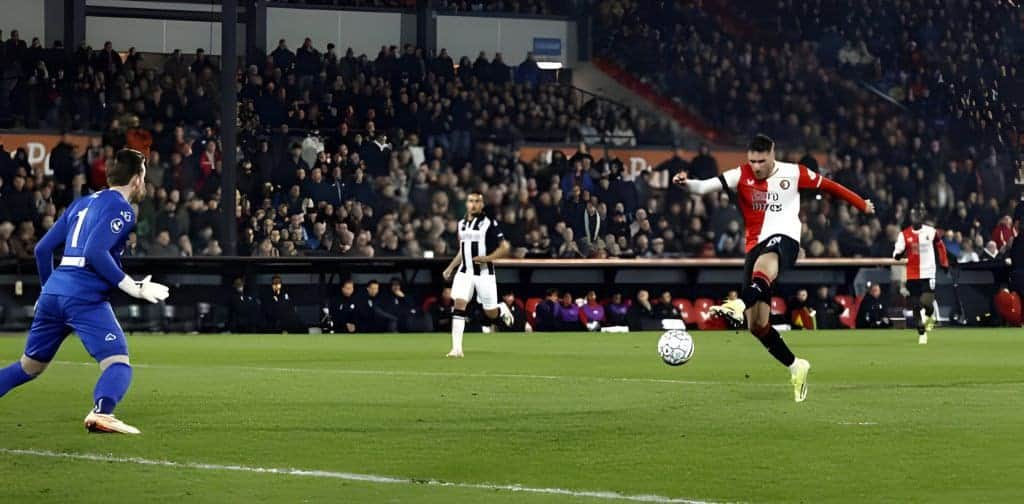 Video: Santiago Giménez anota con el Feyenoord y se acerca a la cima de goleadores en la Liga de los Países Bajos
