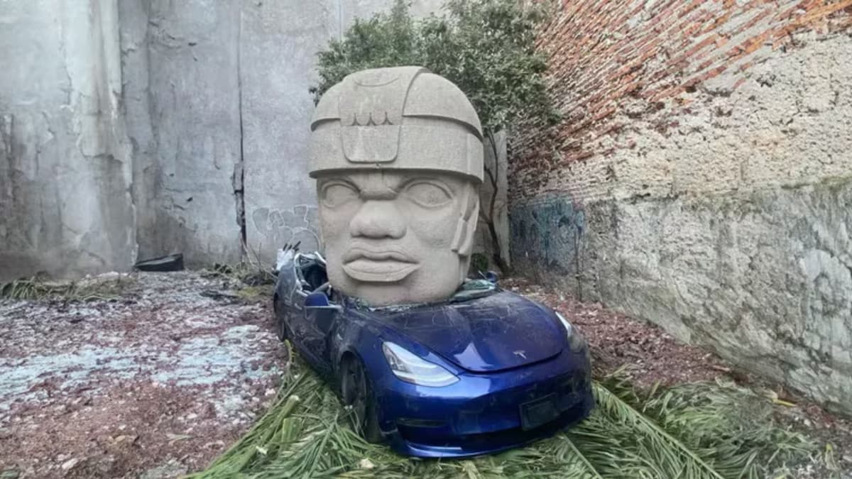 ¿Un Tesla aplastado por una cabeza Olmeca? La verdad del hallazgo en CDMX
