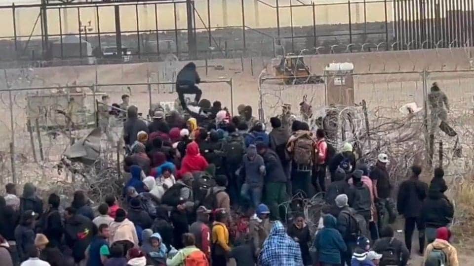 Video: Migrantes intentan derribar cerca de púas en la frontera de Ciudad Juárez con El Paso, Texas