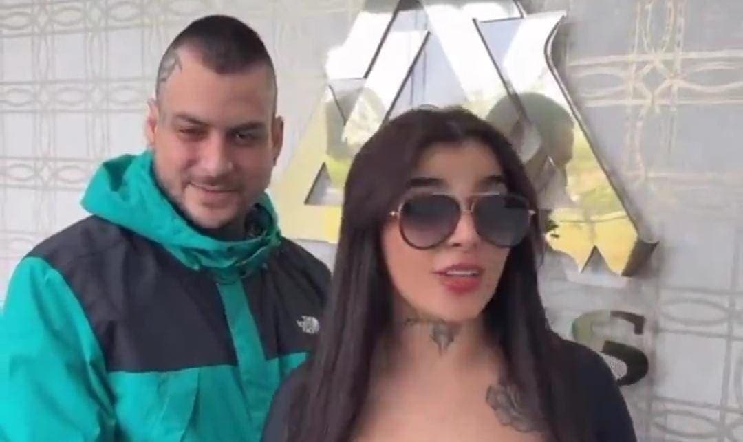 Video: Karely Ruiz regaló 200 mil pesos a un fan que se tatuó su rostro