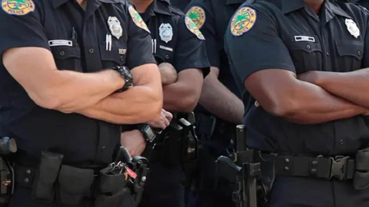 Adolescente muere tras dispararse con arma de policía en comisaría de Estados Unidos