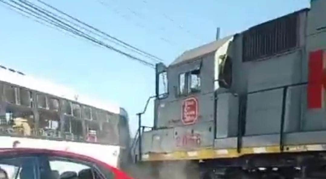 Video: Tren impacta camión de transporte público en Nuevo León; hay 10 lesionados