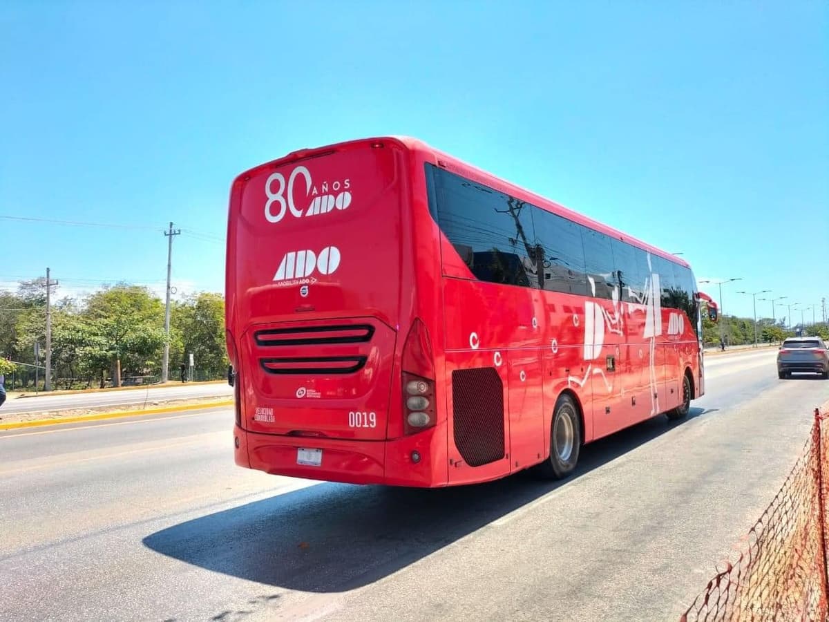Detienen a dos hombres en Playa del Carmen por asaltar a pasajeros de un camión de ADO