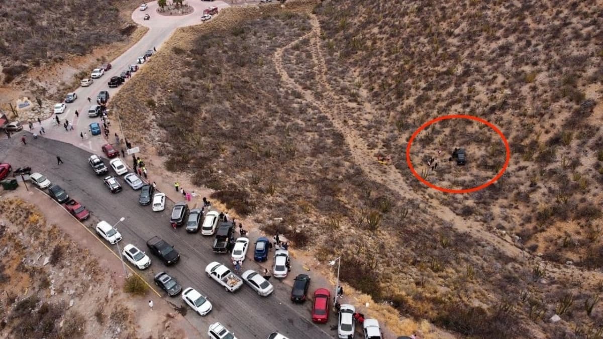 Video: Vehículo cae a barranco a un costado del Mirador Escénico de San Carlos, Sonora