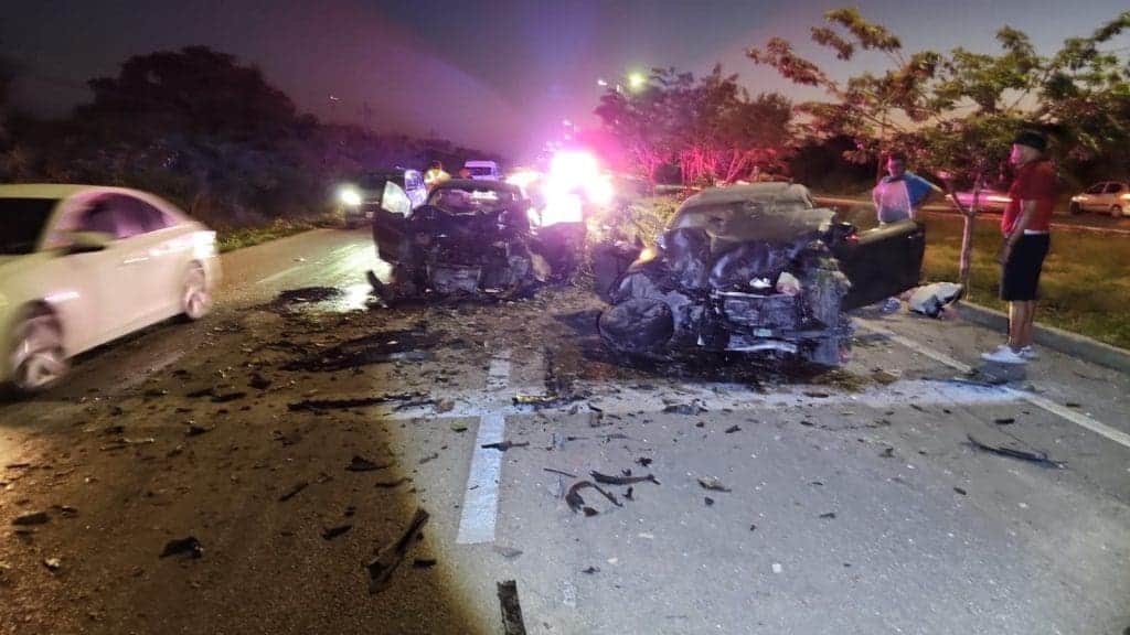 Chocan de frente dos autos en la carretera Cancún-Tulum; reportan una persona muerta