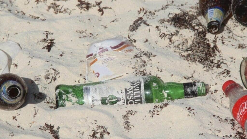 Botellas y latas de cerveza representan más del 40% de basura que se genera en las playas de Cancún