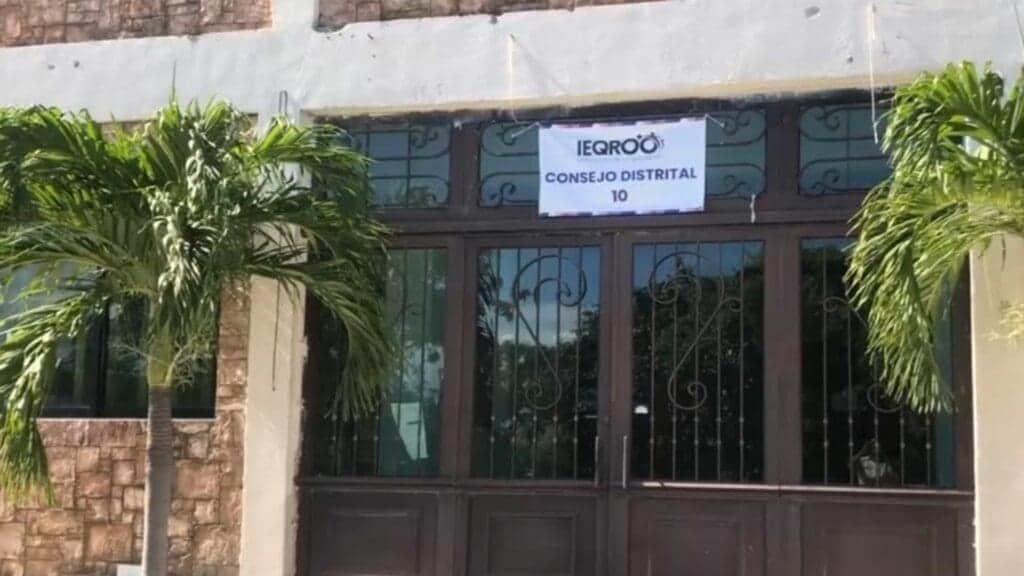 Sujeto ingresa a sede del Ieqroo en el Distrito 10 en Playa del Carmen y lesiona a guardia de seguridad