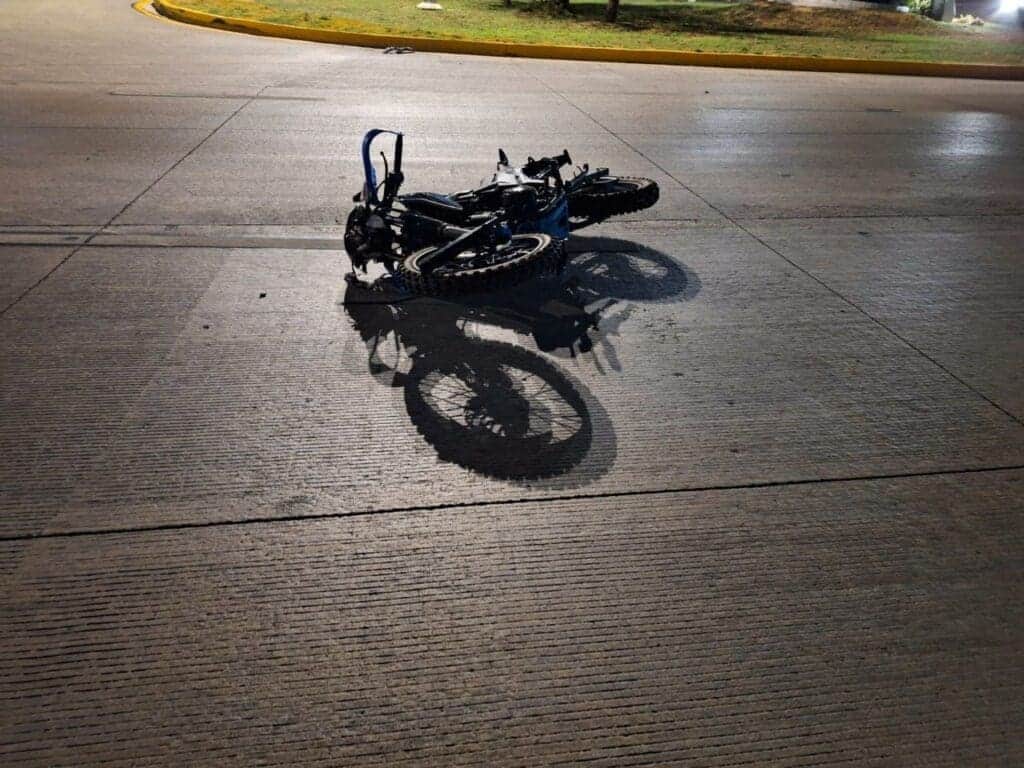 Fallece motociclista tras impactar contra un poste en el bulevar Colosio de Cancún