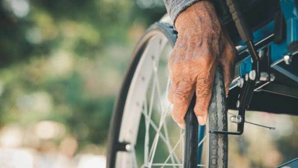 Mujer atropella a abuelito en silla de ruedas en Chetumal