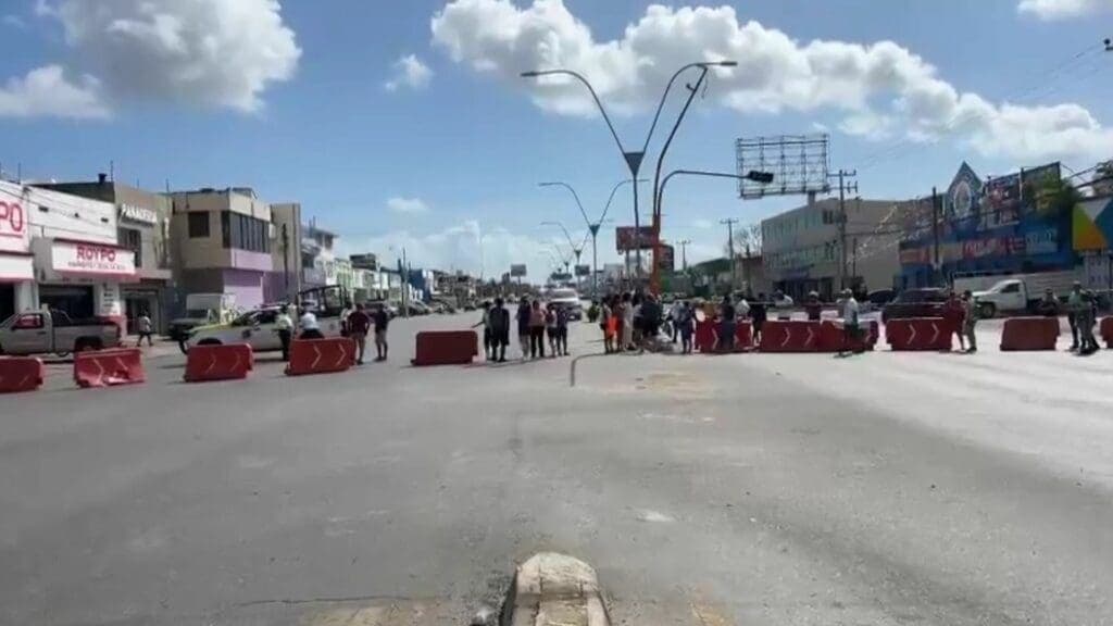 Vecinos de la Región 94 de Cancún bloquean la Portillo; piden que semáforos sean reparados