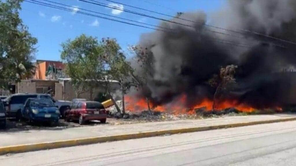 Se registra incendio en terreno baldío en la 227 de Cancún