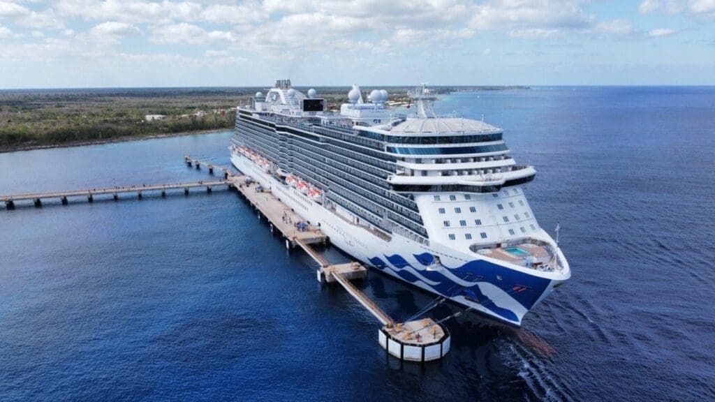 Arriba a Cozumel el Enchanted Princess, un crucero de lujo de la clase Royal de Princess Cruises