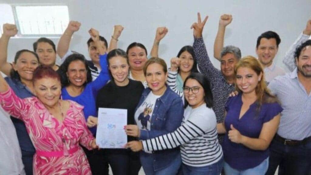Lili Campos recibe constancia como candidata