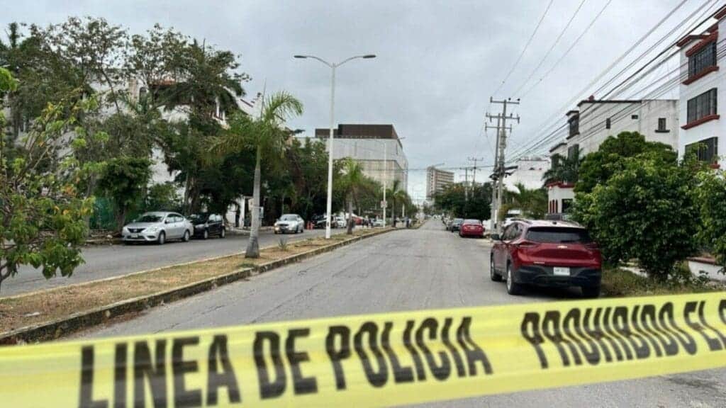 Sujetos disparan contra el conductor de un vehículo en la Supermanzana 15 de Cancún