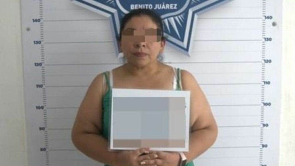 Detienen a una mujer que fue descubierta robando en un Oxxo en Cancún