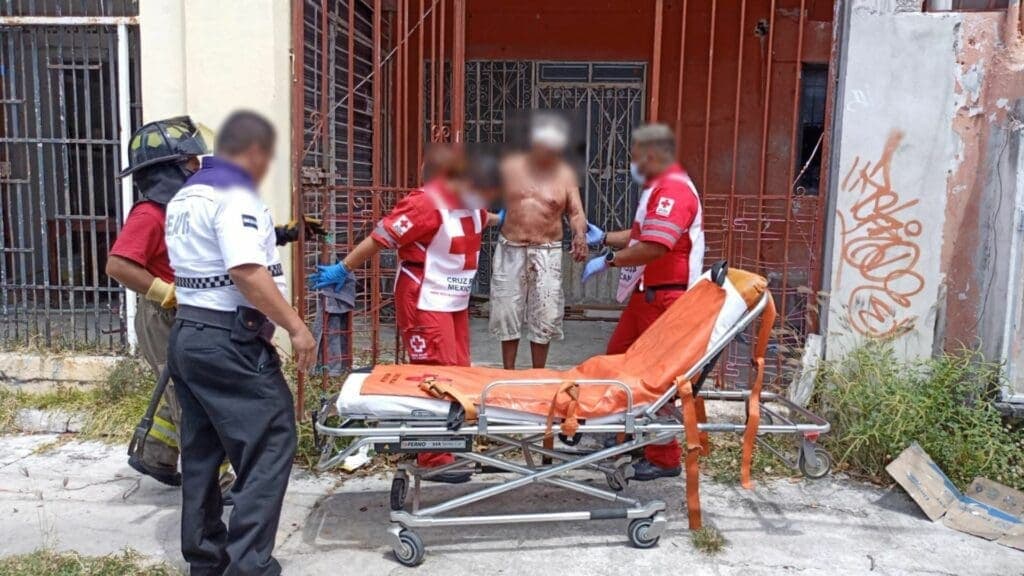 Policías auxilian a "abuelito" que estaba encerrado con candado en edificio abandonado en Cancún