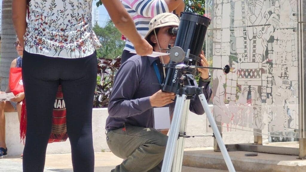 Ciudadanos de Cancún acuden al planetario a observar el eclipse solar parcial