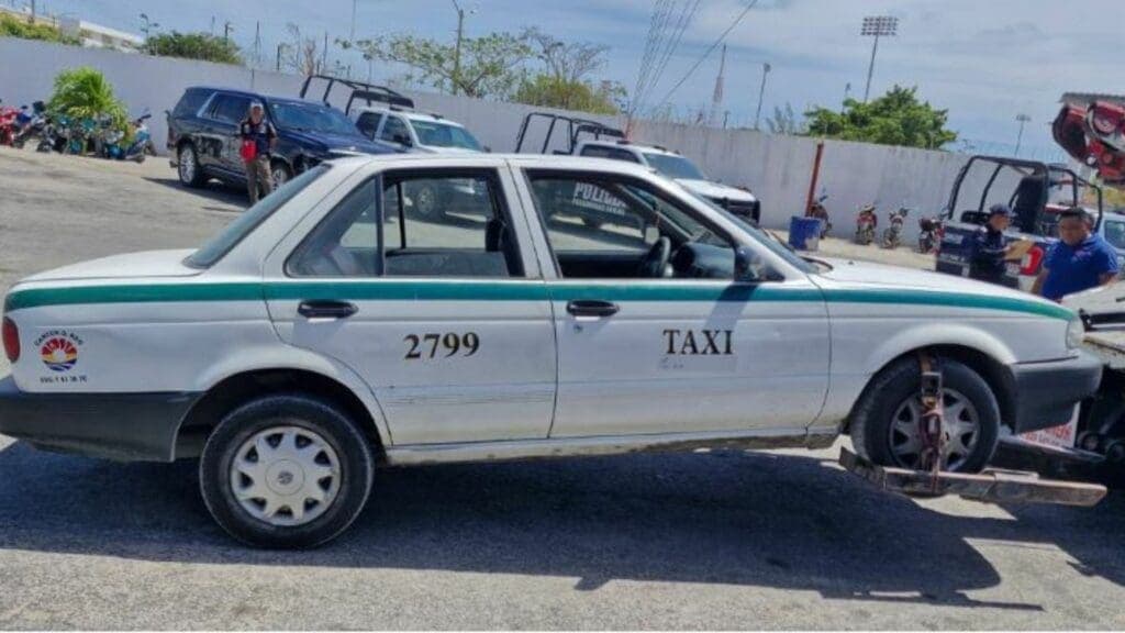 Recuperan policías un taxi de Cancún con reporte de robo