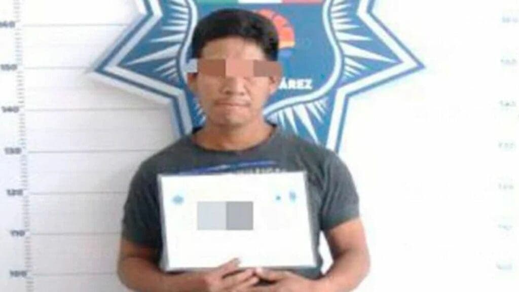 Empleado persigue a sujeto que robó un Oxxo en Cancún y ayuda a su detención