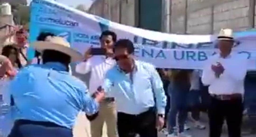 Video: Captan a exedil regalando dinero a candidato a alcalde en Texmelucan, Puebla